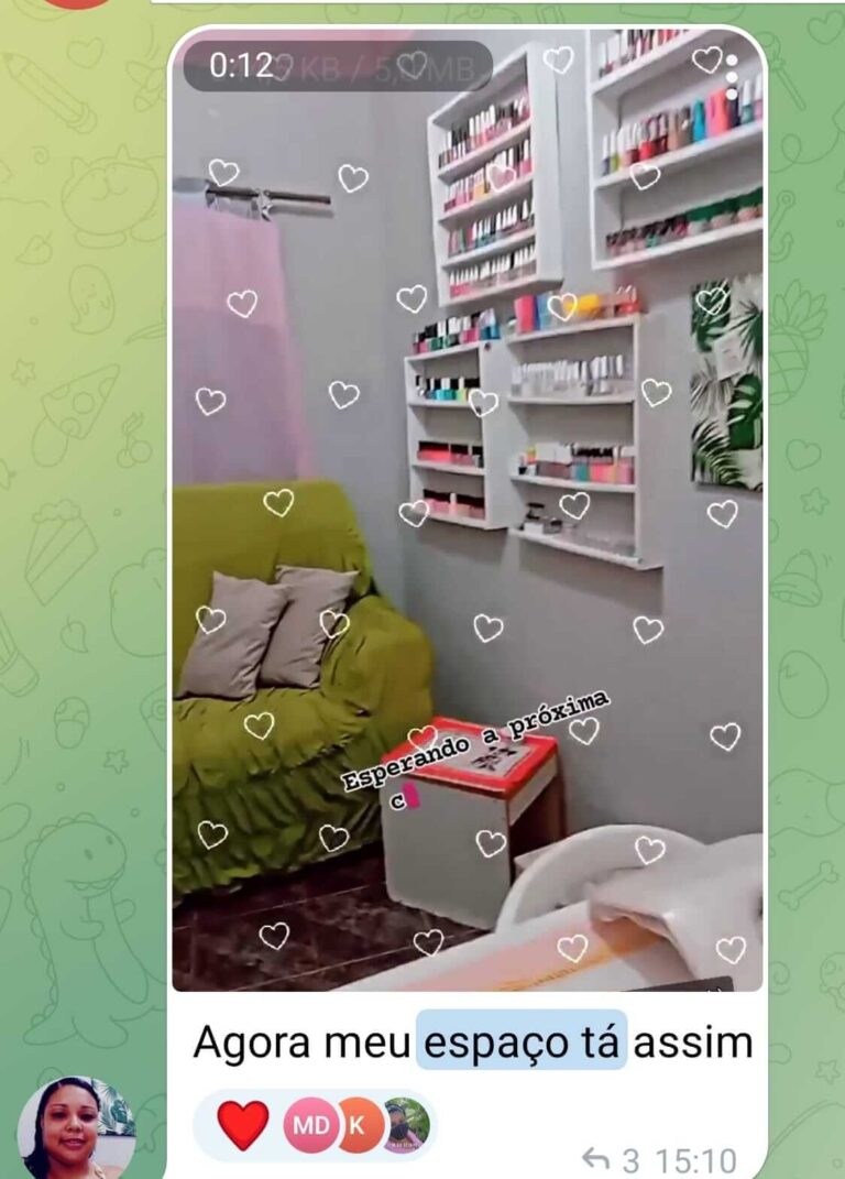 Espaço de trabalho de aluna do Nail Academy